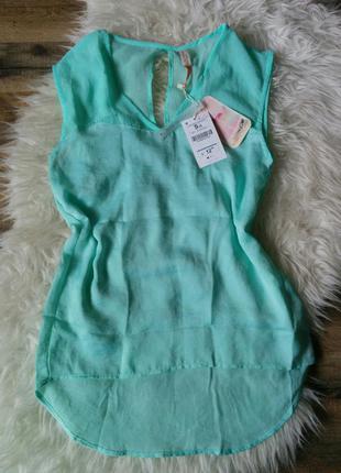 Ніжна блуза з вирізом на спинці