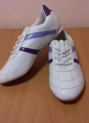 Стильные кроссовки