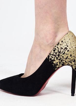 Кожаные туфли с красной подошвой.