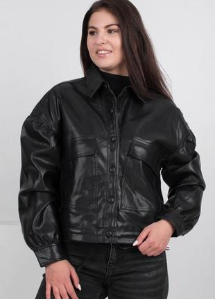 Стильная черная осенняя весенняя деми куртка ветровка кожанка с карманами оверсайз
