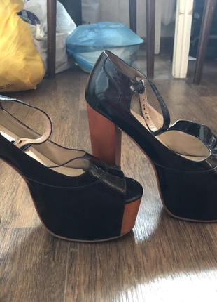 Босоножки лаковые на каблуке