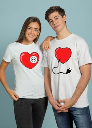 Парные футболки с сердцами в виде вилки и розетки, прикольные одинаковые футболки подарок для двоих