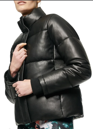 Женская куртка-пуховик из экокожи marc new york performance faux leather puffer jacket оригинал