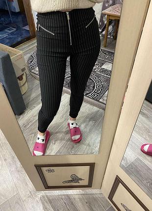 Облегающие скинни на молнии в полоску