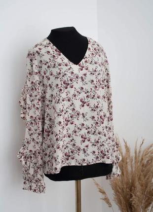 Красивая нежная блуза в цветочный принт с воланчиками на рукавах
