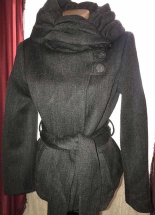 Шикарное пальто-жакет,собьемным воротником и поясом1 фото