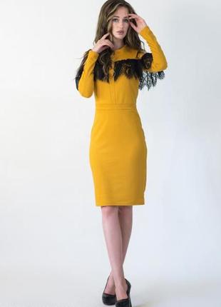 Платье-футляр трикотажное с баской из гипюра, горчичное, с длинным рукавом, р.40-50; одежда 211621 фото