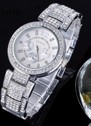 Серебристые металлические женские часы