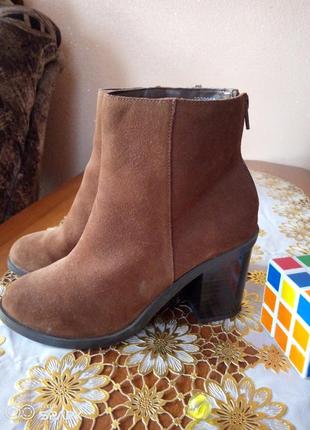 Демісезонні фірмові напівчоботи. натуральний замш. 39 розмір2 фото