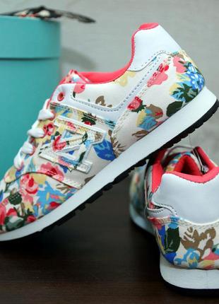 Квіткові яскраві кросівки на шнурівці в білому кольорі