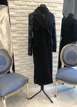 Довгий жилет з красивими елементами