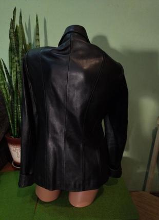 Шкіряна куртка чорного кольору на замку2 фото