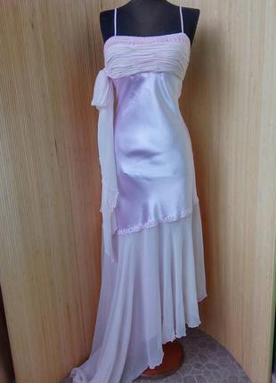 Длинное розовое атласное вечернее платье расшитое бисером s/m