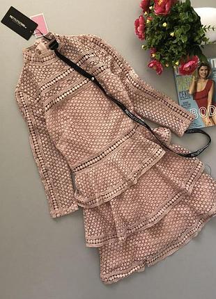 Стильне пудровое гіпюрову міні сукня з воланами від бренду prettylittlething