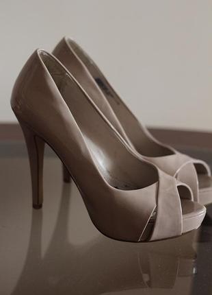 Шикарні туфлі на каблуку