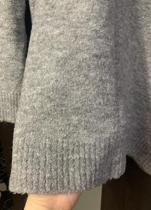 Серый свитер с разрезом5 фото