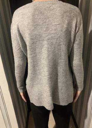 Серый свитер с разрезом3 фото