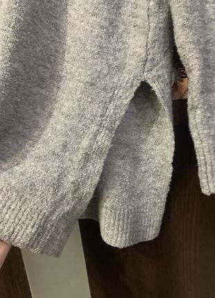 Серый свитер с разрезом6 фото