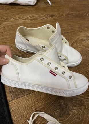 Белые кеды мокасины levi’s 38