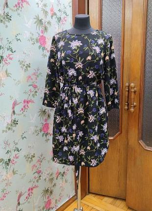 Гарне, легке плаття, квітковий принт, з поясом.