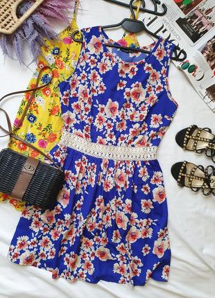 Легкое летнее цветочное платье с кружевом на талии