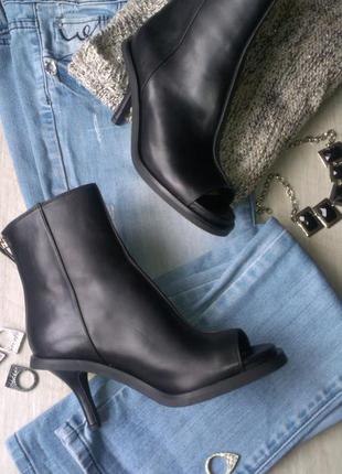 Шикарні півчобітки and other stories.