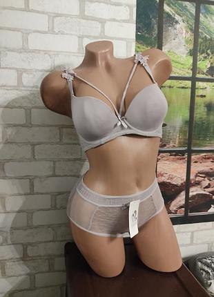 Комплект нюдового кольору з високими прозорими трусами