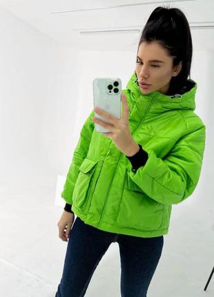 Куртка демисезонная из плащевки-лаке на силиконе ярко-зеленая3 фото