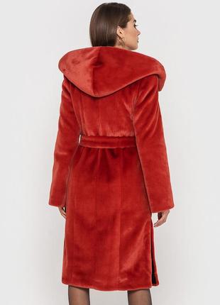 Шуба женская зимняя из искусственного меха с капюшоном и поясом - 041 красный цвет4 фото