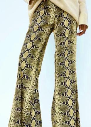 Брюки буткат змеиный принт широкие