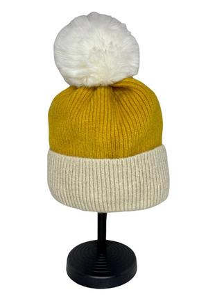 Женская теплая шапка двойная с помпоном пушистым желтая (горчичный)
