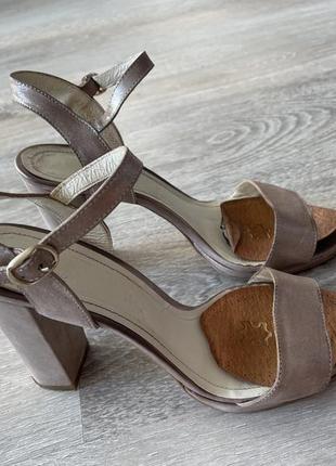 Босоніжки на підборах