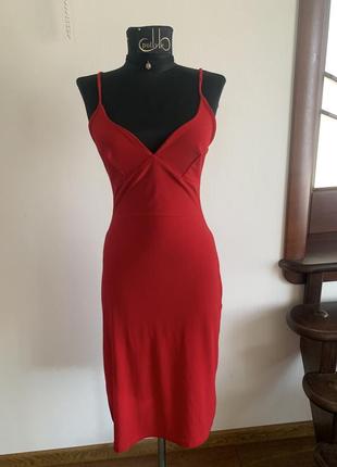 Трикотажное сексуально красное платье.