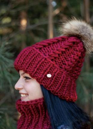 Тёплый женский комплект шапка с бафом с помпоном с енота бордовый