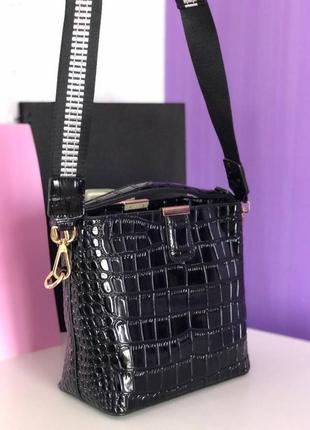 Женская кожаная чёрная лаковая сумка