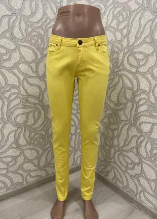 Желтые узкие джинсы стрейчевые