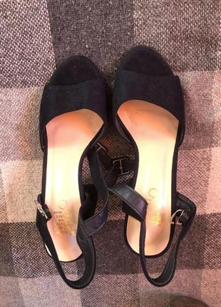 Босоножки на каблуке
