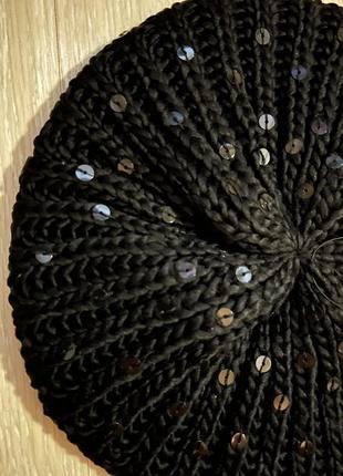 Очень красивый и стильный вязаный берет.