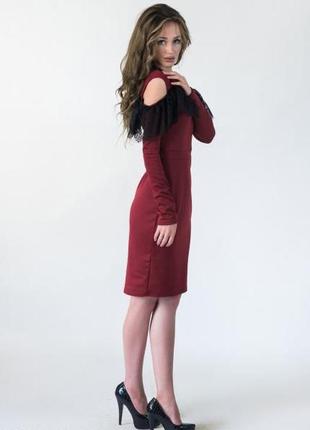 Платье-футляр трикотажное с баской из гипюра, красное, с длинным рукавом, р.40-50; одежда 211625 фото