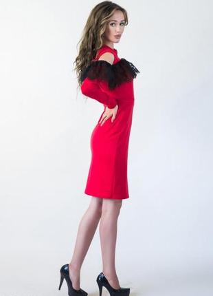 Платье-футляр трикотажное с баской из гипюра, красное, с длинным рукавом, р.40-50; одежда 211622 фото