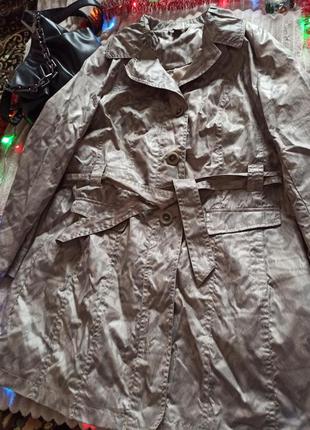 Чудесный плащ тренч блестит на солнце тонкий