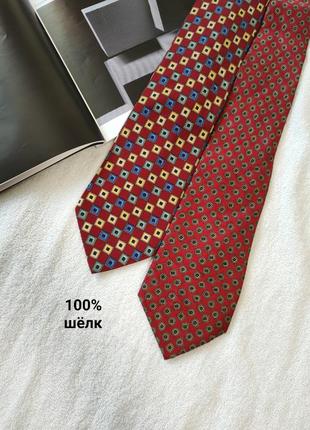Шелковый галстук в красном оттенке с принтом квадратики