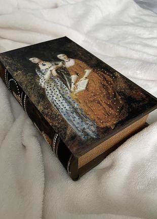 Шкатулка у вигляді книги
