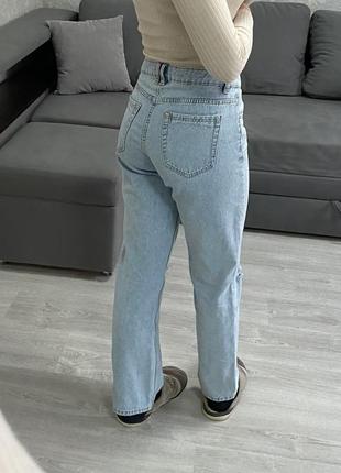 Модные джинсы с порезами на коленках2 фото