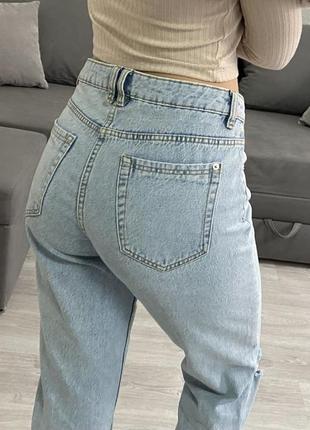 Модные джинсы с порезами на коленках4 фото