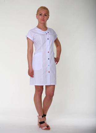 Белый женский медицинский халат с коротким рукавом на цветных пуговицах, батистовый 42-60