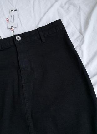 Идеальная черная базовая миди юбочка из стрейчевого джинса с распоркой3 фото