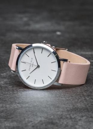 Жіночий годинник з рожевим ремінцем