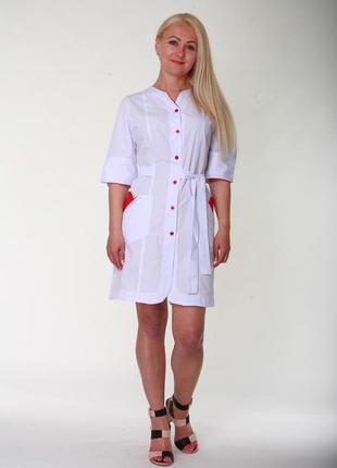 Жіночий білий медичний тонкий халат з батистових тканини з червоними ґудзиками 42-601 фото