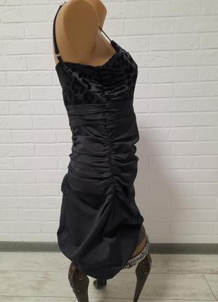 Черное платье с драпировкой в обтяжку8 фото